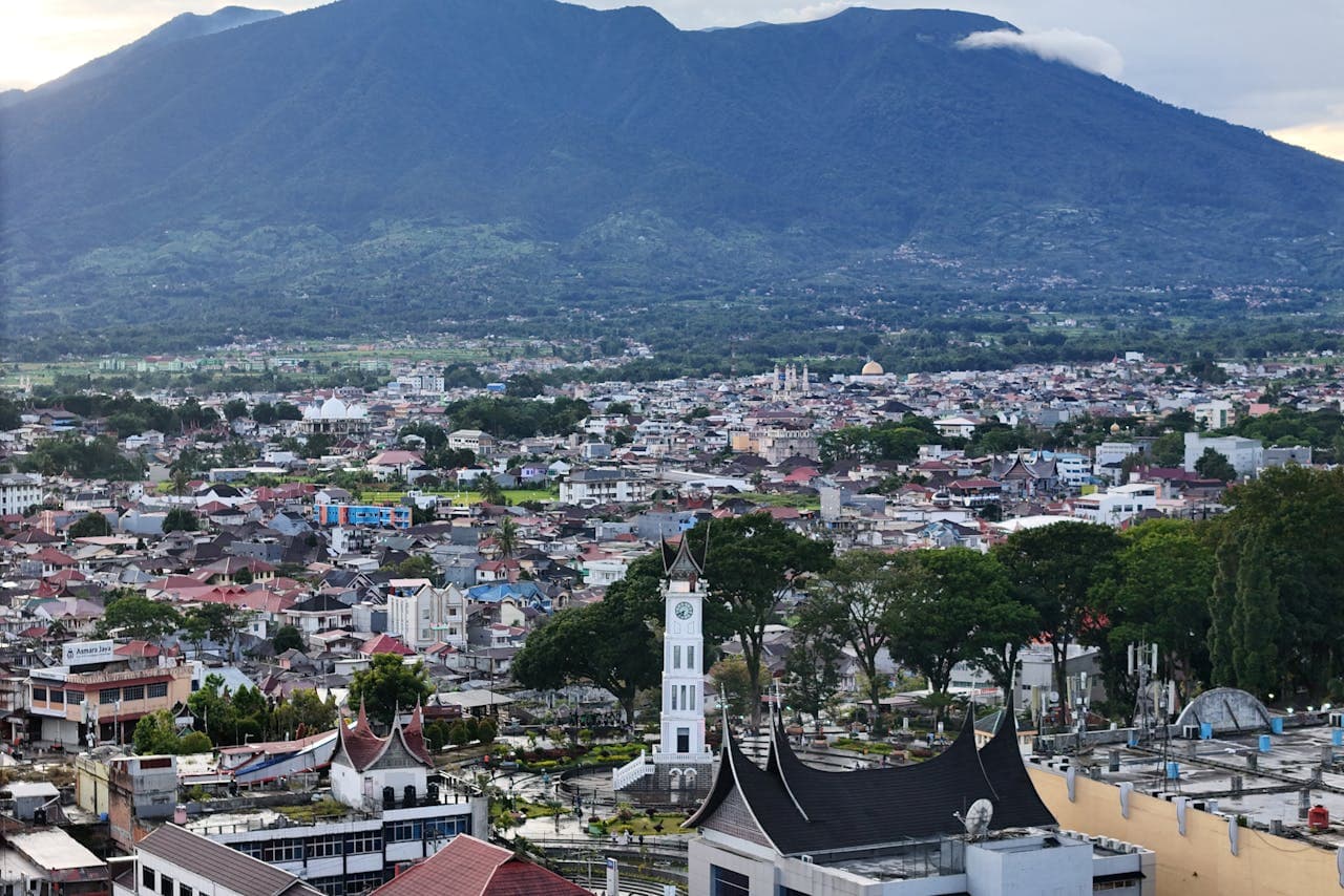 Rekomendasi Mobil Sewa Terbaik untuk Wisata ke Bukittinggi dari Padang (2026)