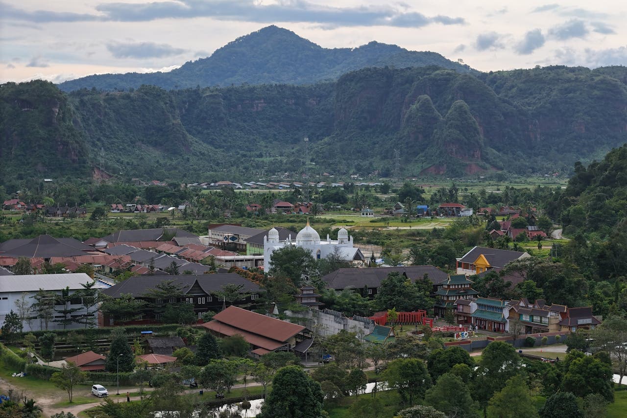 10 Destinasi Wisata Sumatera Barat yang Wajib Dikunjungi Naik Mobil Sewa