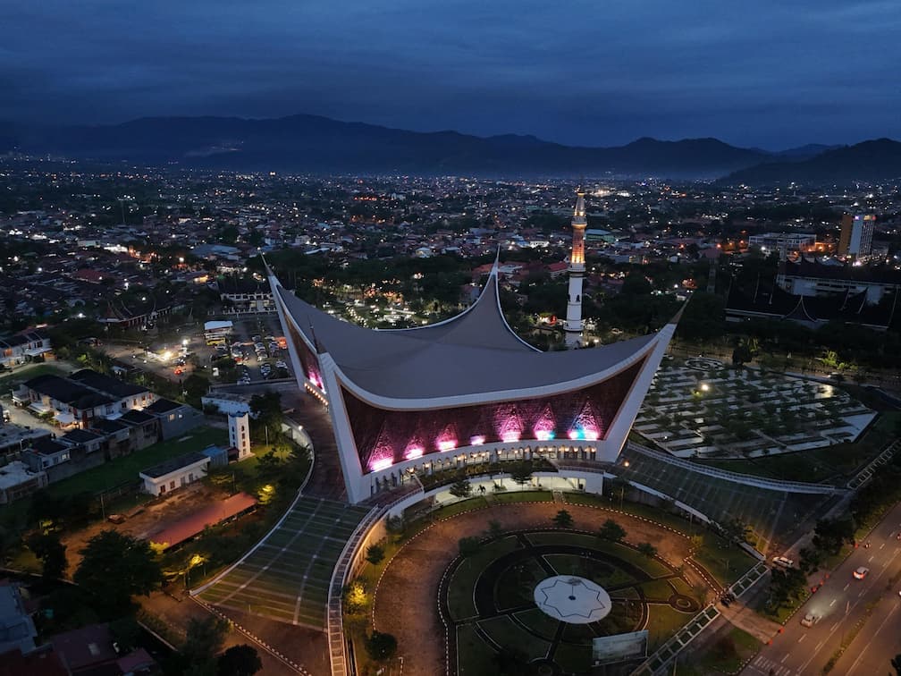 Masjid Raya Sumatera Barat malam hari
