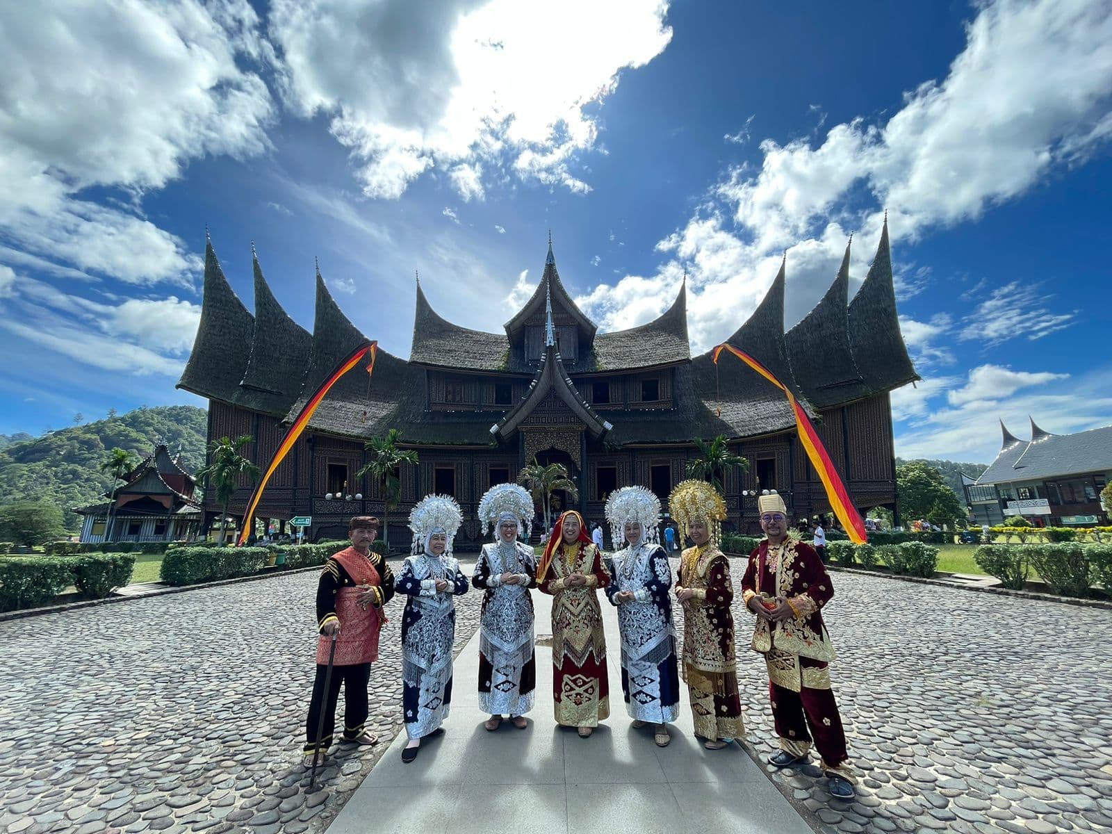 Galeri rental mobil Padang 15